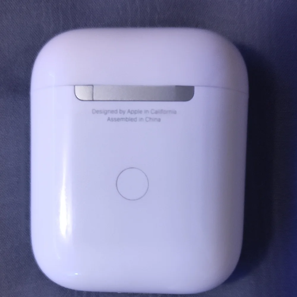 Apple 2nd Generation White Wireless Earbuds with Charging Case